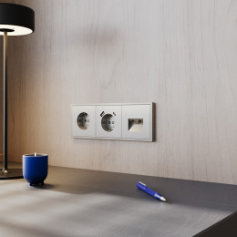 Розетка встраиваемая VOLTUM S70 с заземлением (шелк) VLS040104