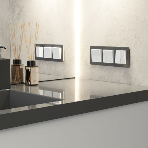 Купить Розетка влагозащ. с зазем. с защит. крышкой и шторками (белый акрил) Werkel W1171241 в rum24.ru фото: 2