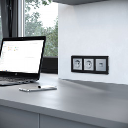 Рамка из металла на 3 поста Platinum черный алюминий