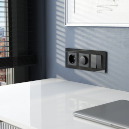 Рамка из стекла на 3 поста Favorit черный