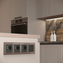 Рамка из стекла на 4 поста Favorit латте