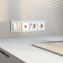 Рамка из стекла на 4 поста Favorit белый