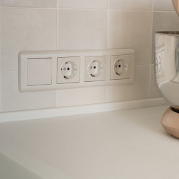 Рамка из поликарбоната на 4 поста Stream перламутровый