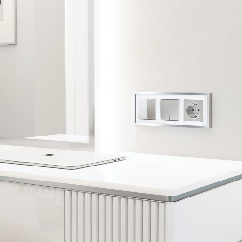 Купить Рамка из металла на 3 поста Baguette белый/серебро в rum24.ru фото: 2