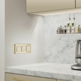 Рамка из металла на 3 поста Baguette айвори/латунь