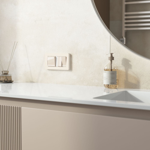 Купить Розетка влагозащ. с зазем. с защит. крышкой и шторками (айвори акрил) Werkel W1171243 в rum24.ru фото: 4