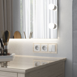 Рамка из стекла на 3 поста Favorit молочный