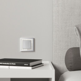 Рамка из металла на 1 пост Baguette белый/серебро