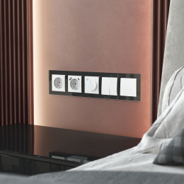 Рамка из стекла на 5 постов Favorit черный