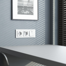 Рамка из стекла на 3 поста Favorit белый матовый