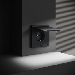 Розетка встраиваемая VOLTUM S70 с заземлением, защитными шторками и крышкой (графит) VLS040307