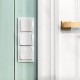 Рамка из поликарбоната на 3 поста Snabb Basic белый