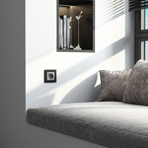 Купить Рамка из стекла на 1 пост Senso черный soft-touch в rum24.ru фото: 3