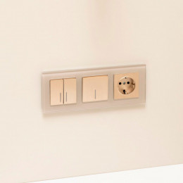 Рамка из стекла на 3 поста Favorit дымчатый