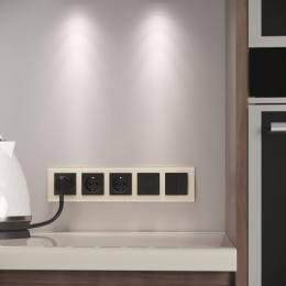 Рамка из стекла на 5 постов Favorit молочный