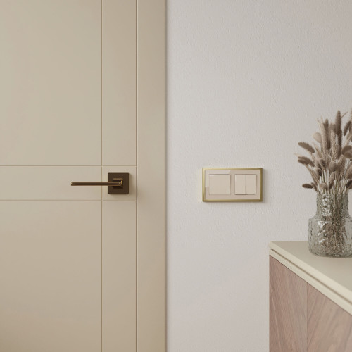 Купить Рамка из металла на 2 поста Baguette айвори/латунь в rum24.ru фото: 5