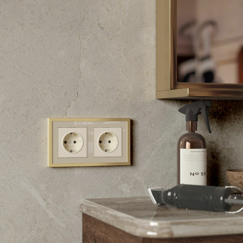 Купить Рамка из металла на 2 поста Baguette айвори/латунь в rum24.ru фото: 3