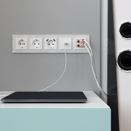 Рамка из стекла на 5 постов Favorit белый матовый