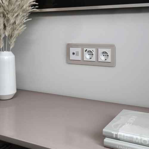 Купить Рамка из стекла на 3 поста Elite дымчатый W0032417 в rum24.ru фото: 3