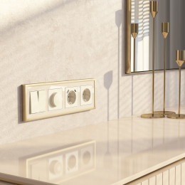 Рамка из металла на 4 поста Baguette айвори/латунь