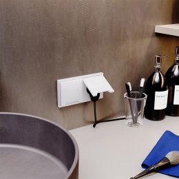 Розетка встраиваемая VOLTUM S70 с заземлением, защитными шторками и крышкой (белый глянцевый) VLS040301