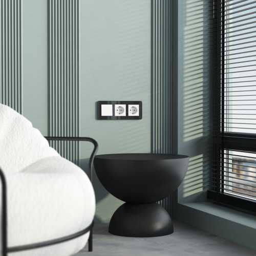 Купить Рамка из стекла на 3 поста Elite черный W0032448 в rum24.ru фото: 3