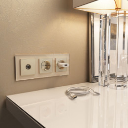 Рамка из стекла на 3 поста Favorit шампань