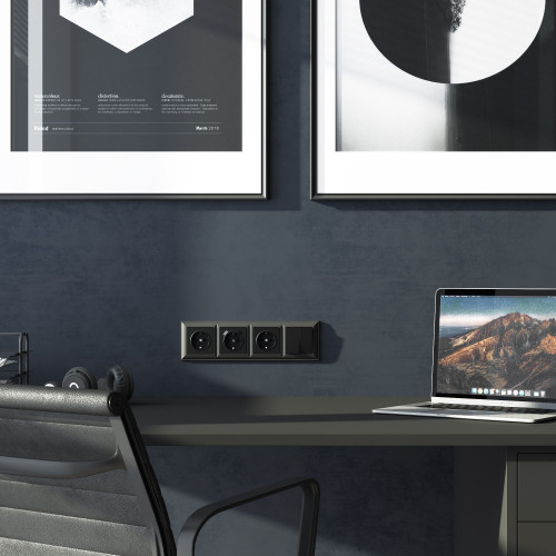 Купить Рамка из пластика на 4 поста Fiore черный в rum24.ru фото: 2