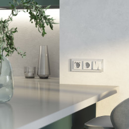 Рамка из стекла на 3 поста Favorit белый