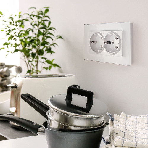 Купить Рамка из стекла для двойной розетки Favorit белый в rum24.ru фото: 2